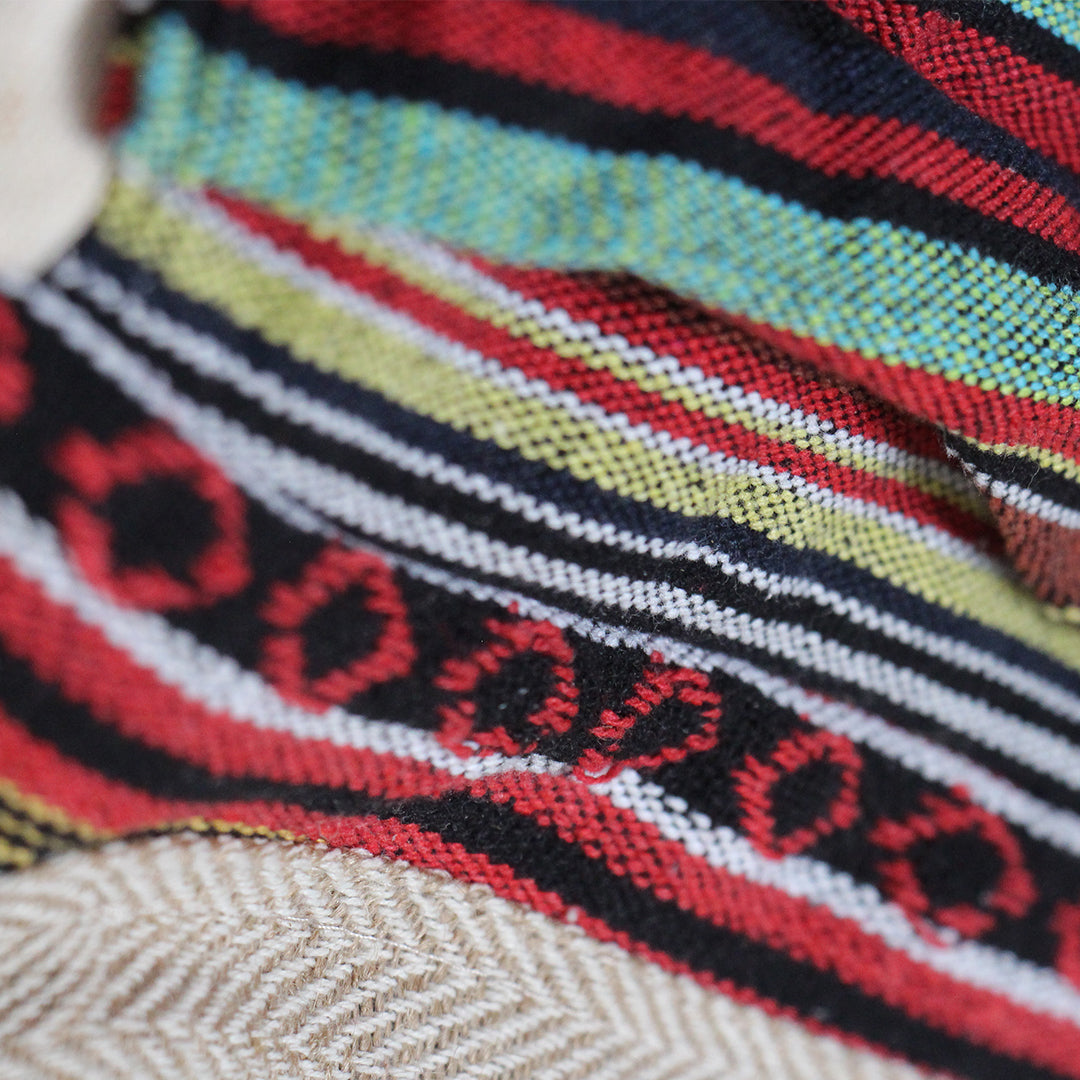 Arunachala - Hanf-Rucksack Mama Kana holt ihren alten Webstuhl hervor und bringt ihre Hanf-Taschenreihe auf den Markt.    Diese Taschen werden in Nepal in traditioneller Weise handgefertigt und bestehen vollständig aus Hanffasern, die alle Vorteile in sich vereinen.   Stoffe aus Hanffasern sind sehr stabil. Sie verformen sich beim Gebrauch kaum und ihre Färbung ist sehr waschbeständig.