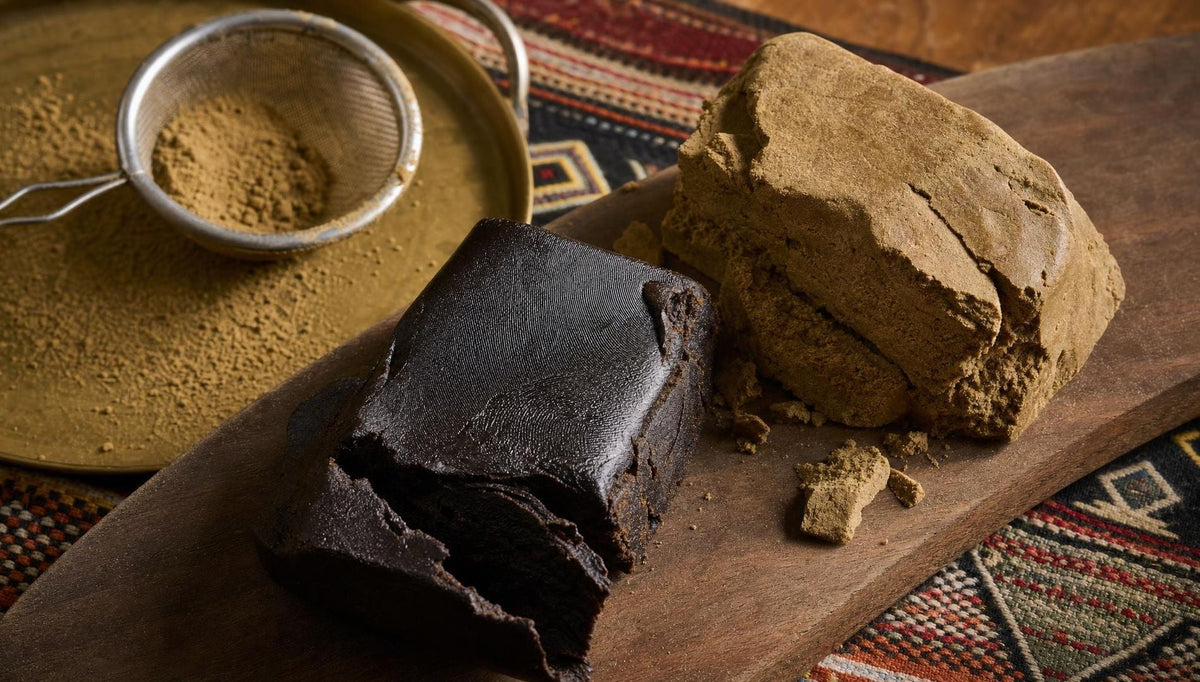 Plaque de hash afghan sombre et brique de hash marocain blond avec tamis et kief